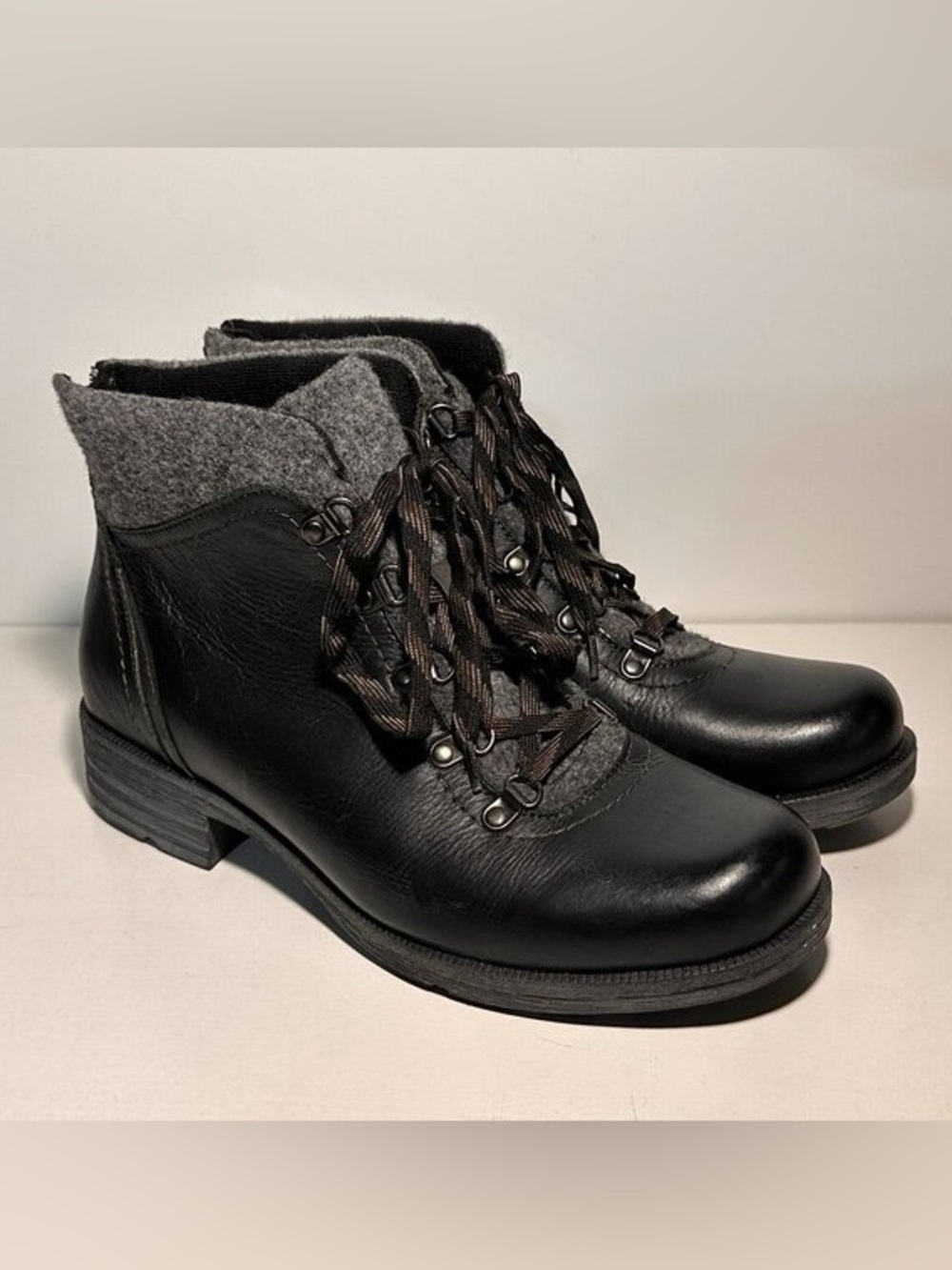 Like New Earth Origins Black Lace-Up Ankle Boots with Gray Knit Collar